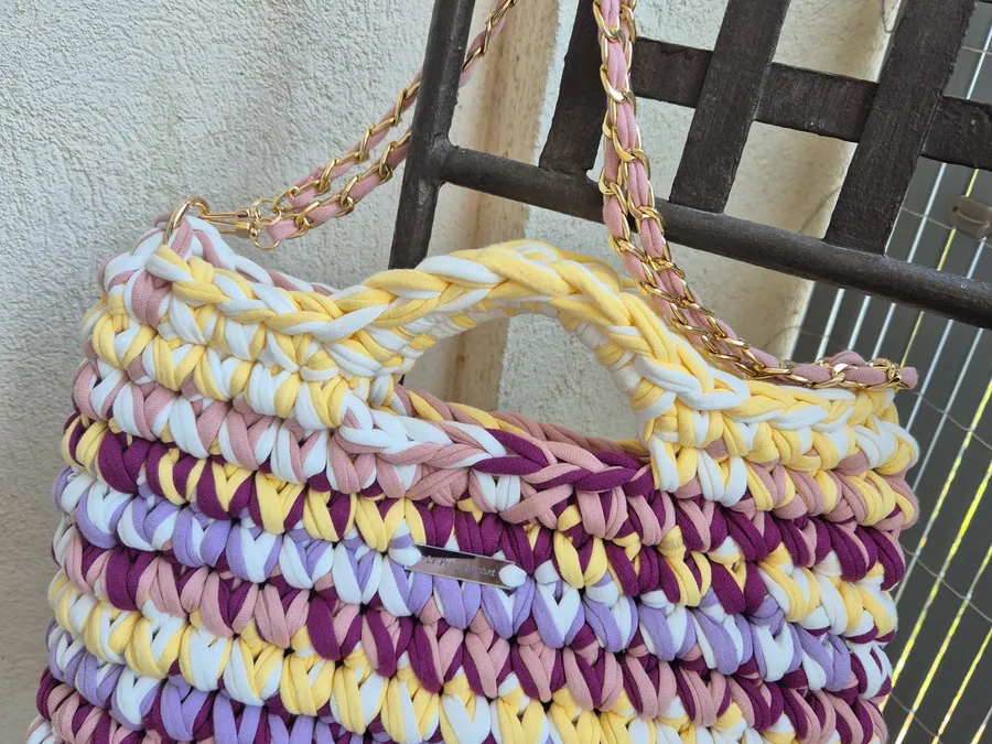 Le sac rose et jaune à chaîne dorée de Rose-Marie, photo jointe à son avis