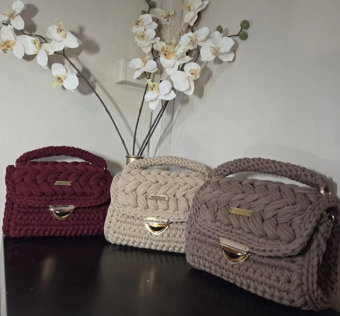Sacs Nina au crochet à rabat tressé, en bordeaux, beige et taupe