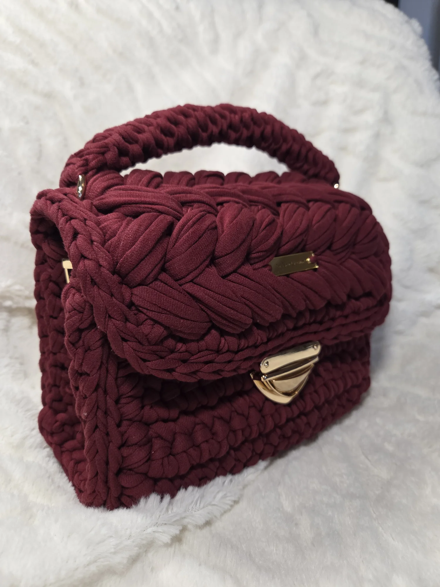 Sac Nina bordeaux de trois quarts, anse crochetée