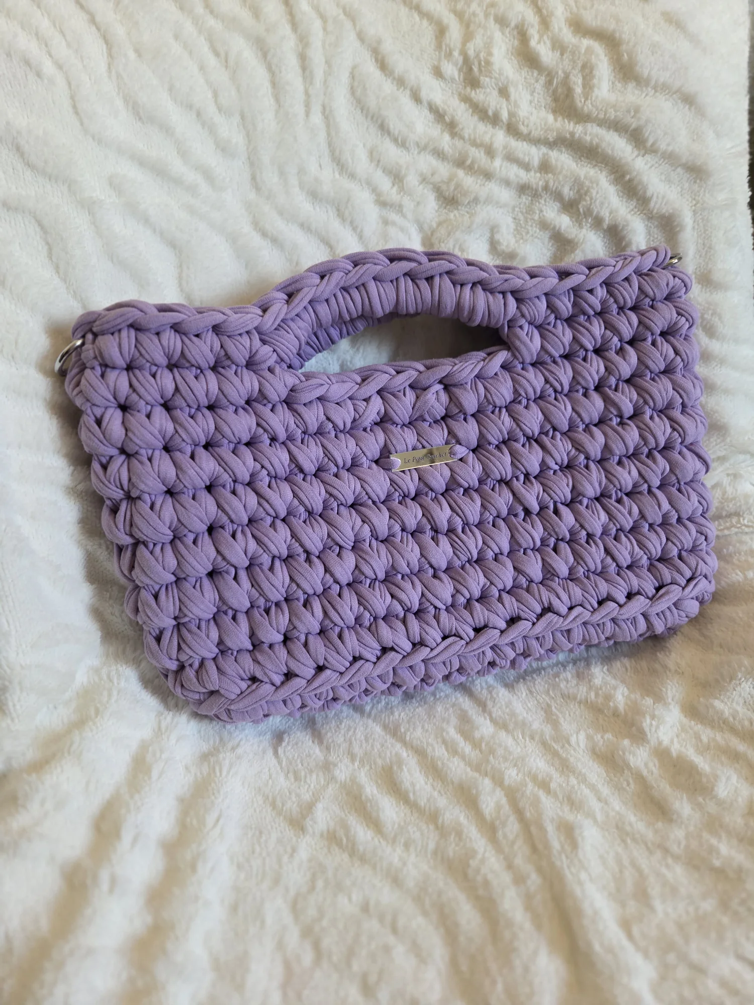 Sac Malia au crochet, pièce unique Lila : lila uni, plaque et anneaux argentés, posé à plat