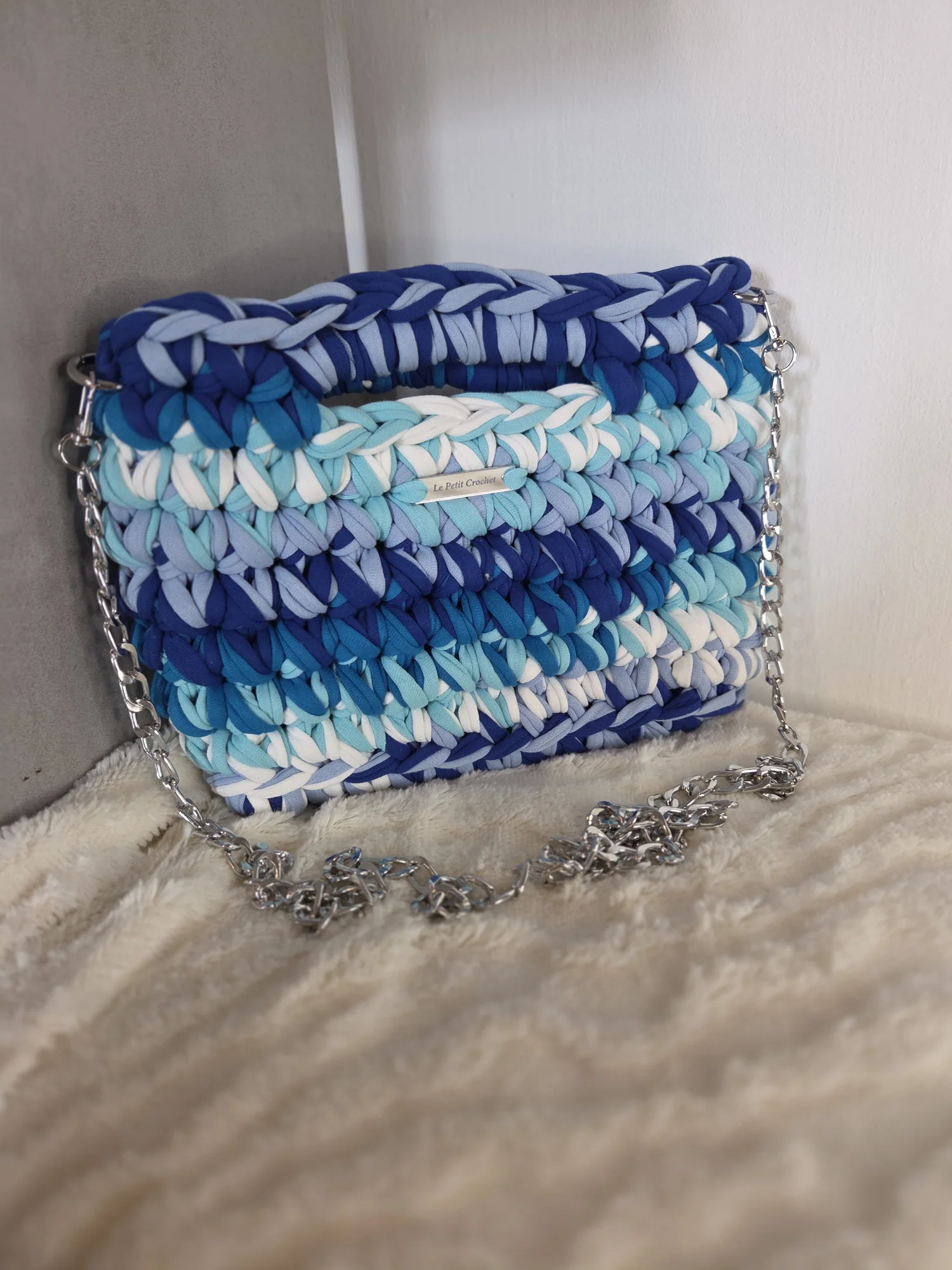Mini Malia au crochet, pièce unique Crique : rangs de bleus et de blanc, chaîne argentée