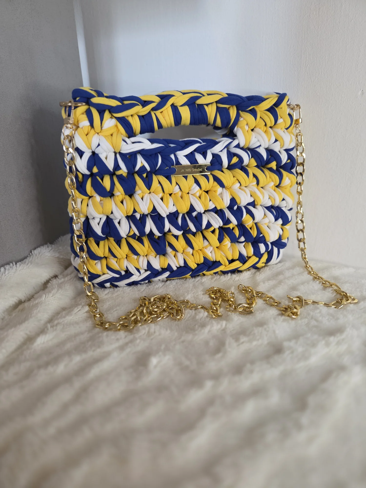 Mini Malia au crochet, pièce unique Dolce Vita : mouchetis bleu électrique, jaune et blanc, chaîne dorée