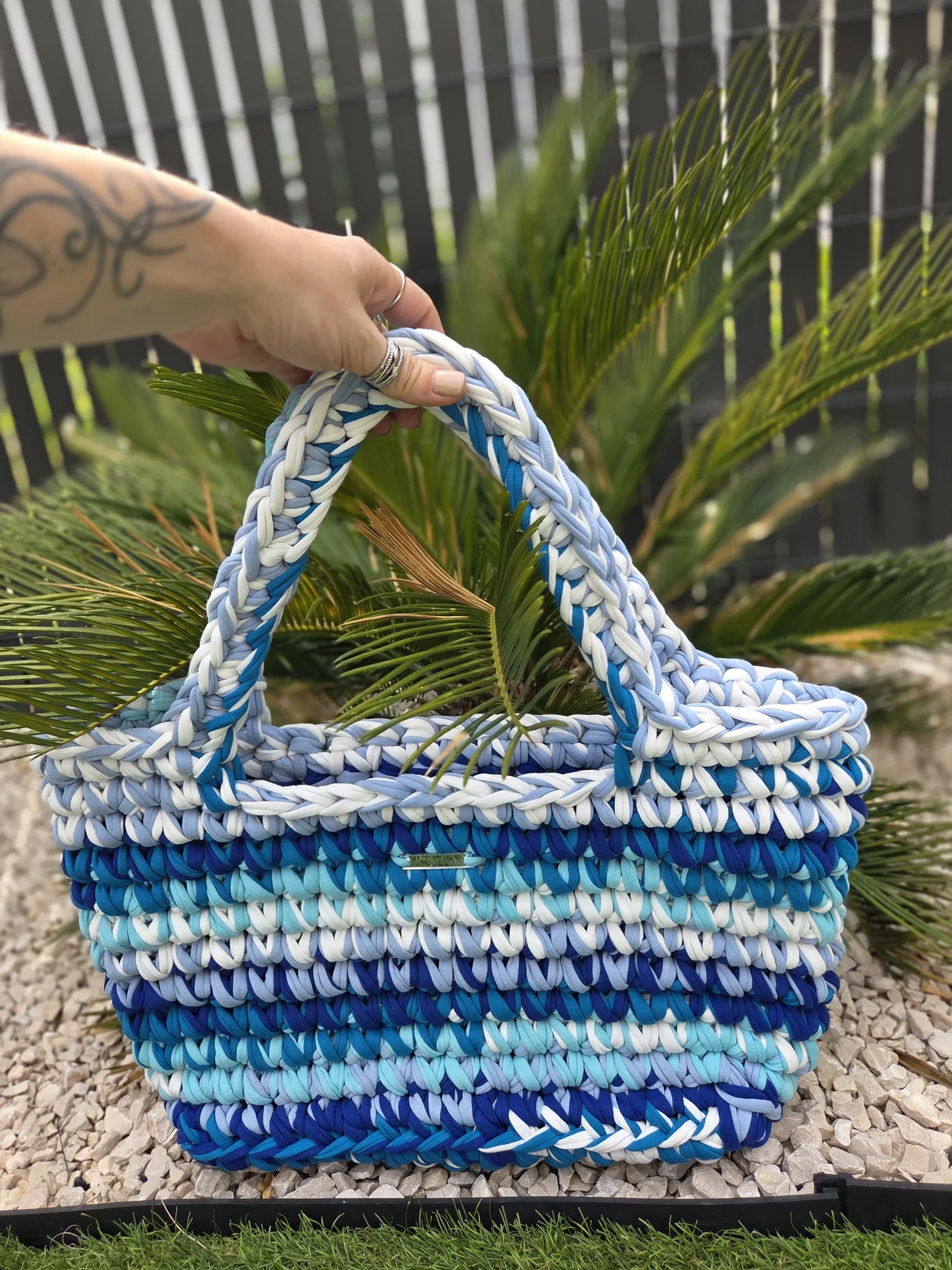 Cabas Siena au crochet, pièce unique Lagon : dégradé de bleus et de blanc, tenu par ses anses