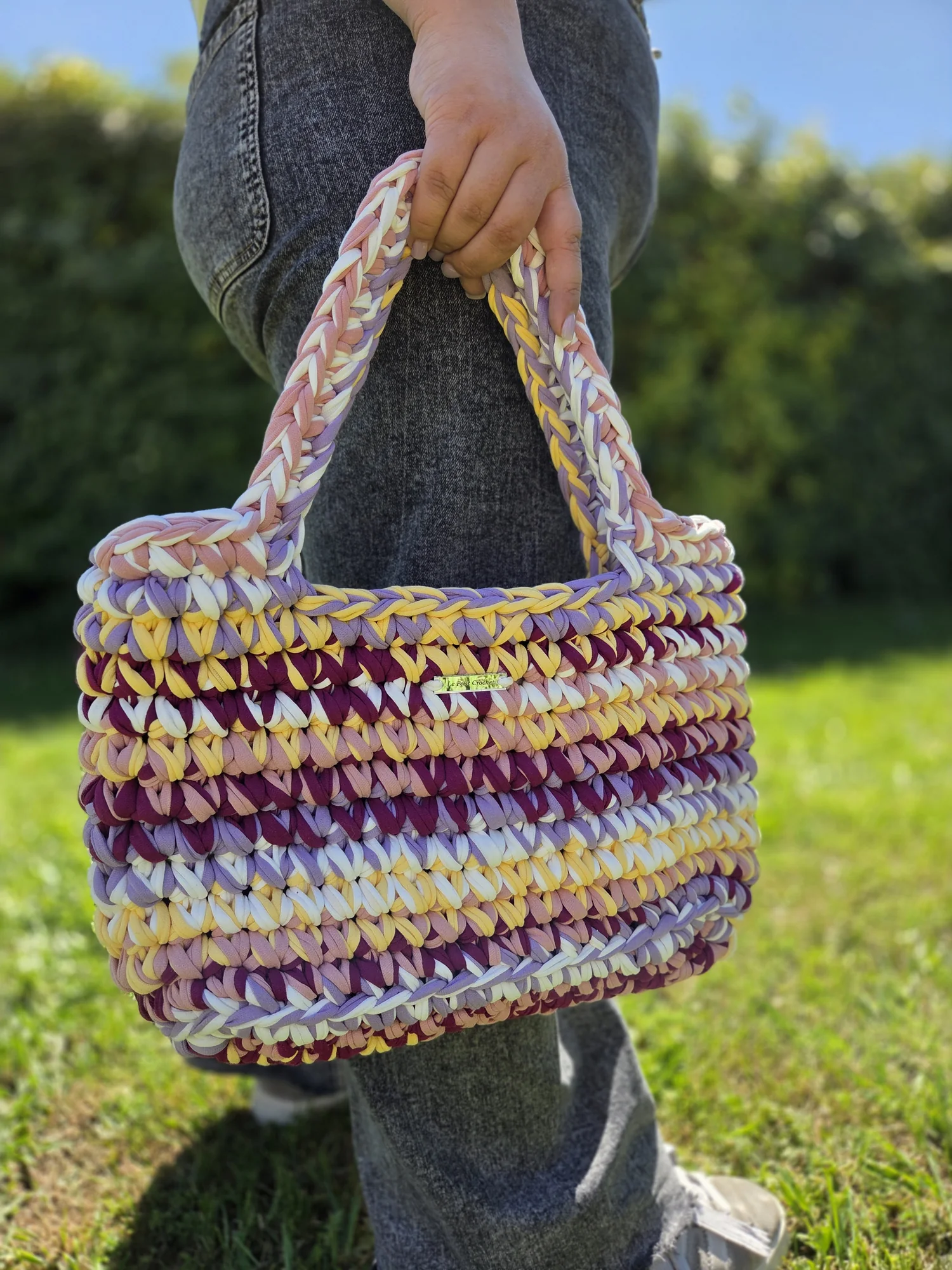 Cabas Siena au crochet, pièce unique Prune : rayures aubergine, lila, vieux rose, jaune clair et blanc, porté à la main